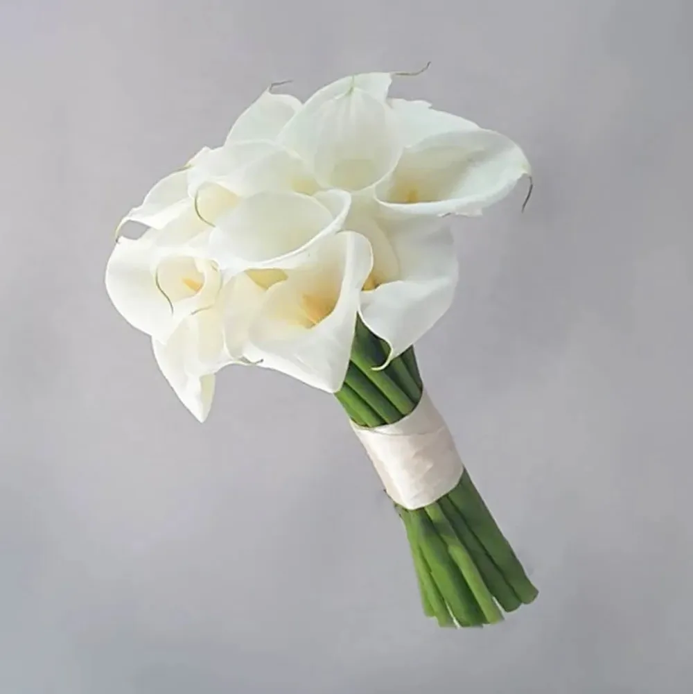 White tin is in the wedding bouquet