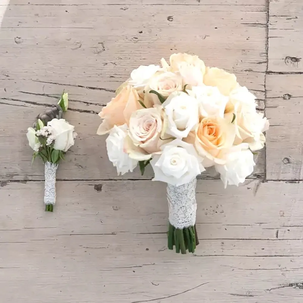 Wedding bouquet in soft colors, the bouquet includes the groom&#39;s boutonniere