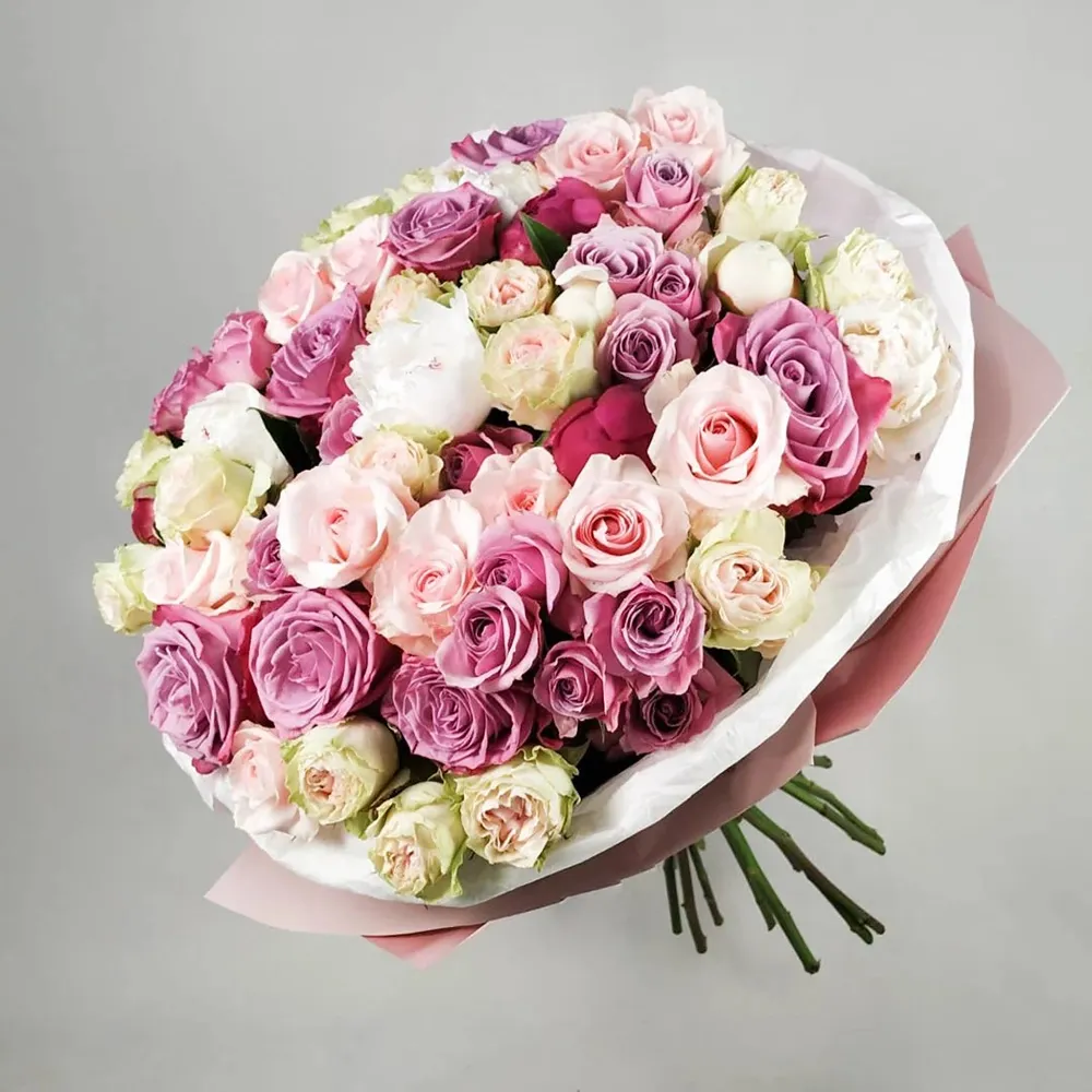 Bouquet in pink colors with spray roses.