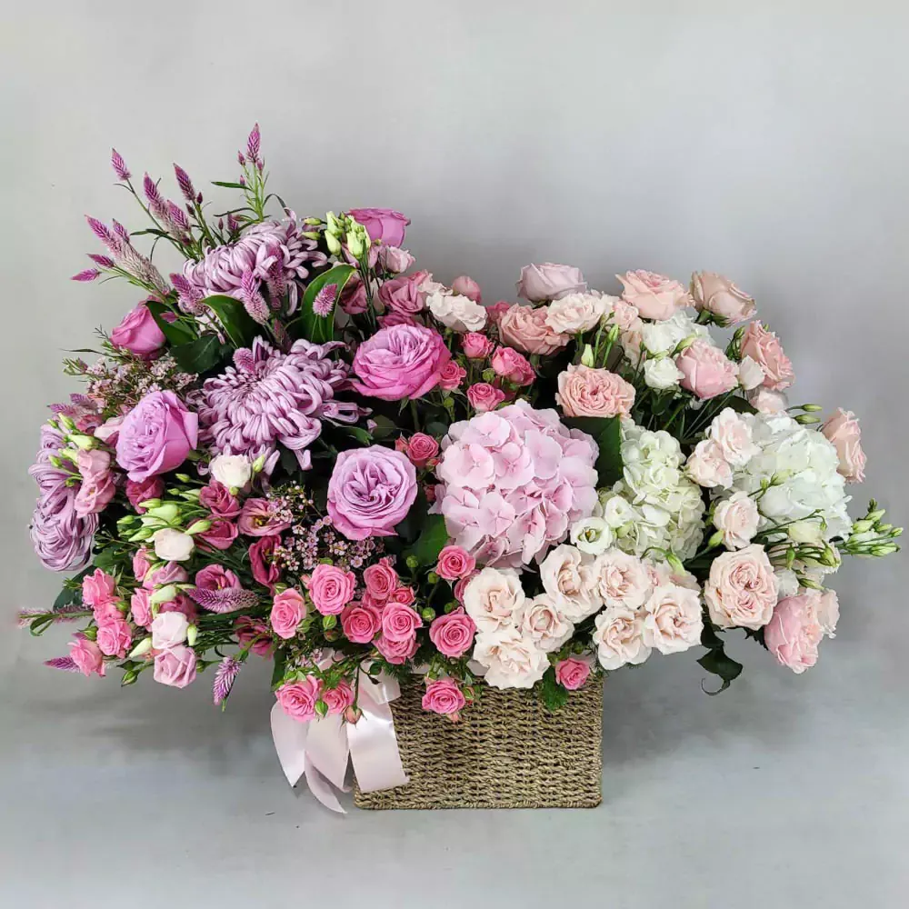 Big basket with roses and hortenzia