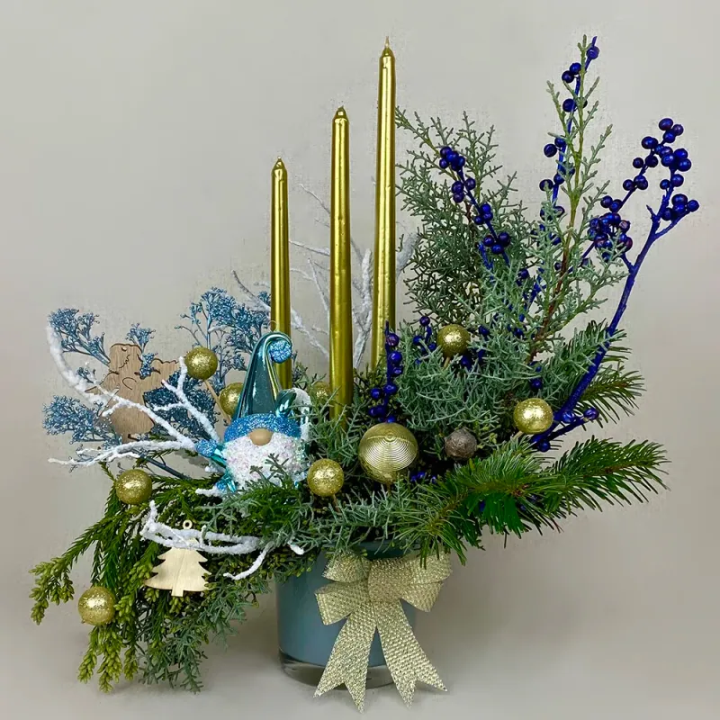 Flower arrangment in blue tones