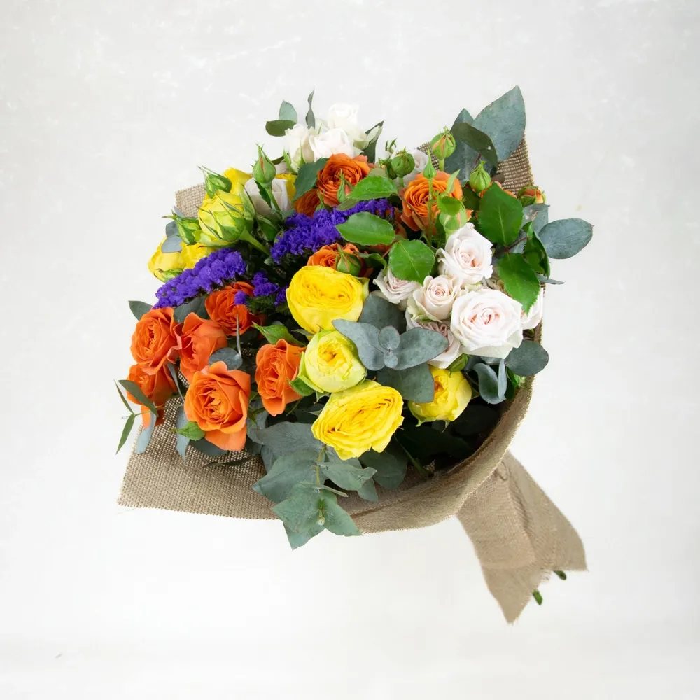 Bouquet of spray roses with limonium