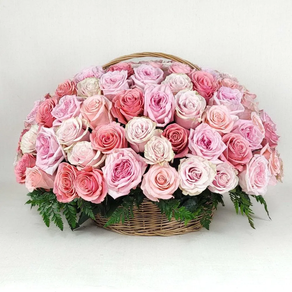 Composition of 101 pink roses
