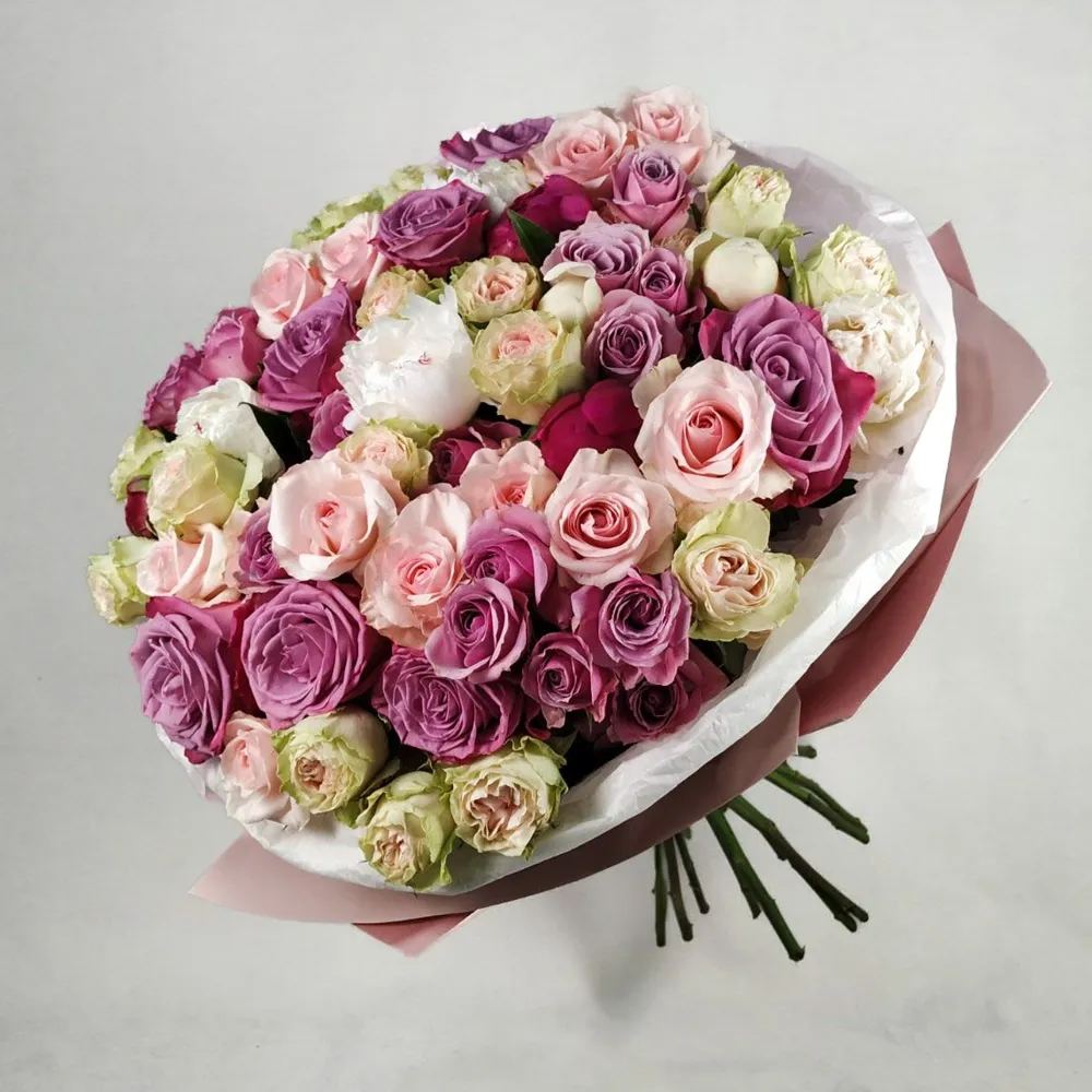 Bouquet of purple and white roses