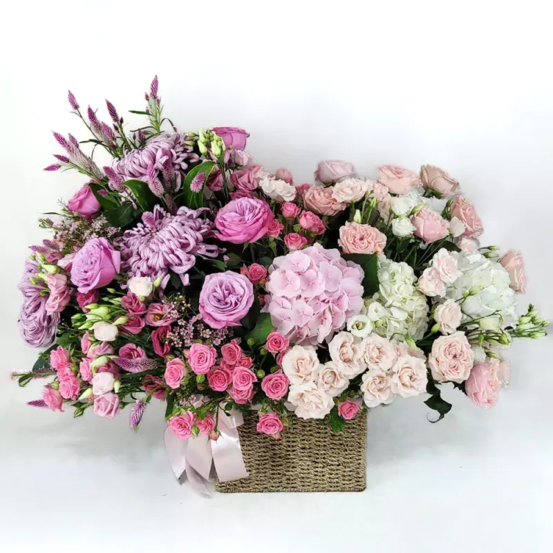 Big basket with roses and hortenzia