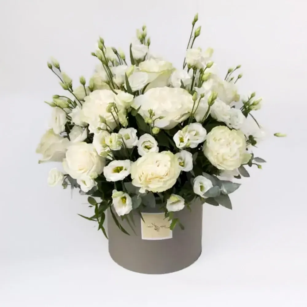 Composition with white roses and lisianthus