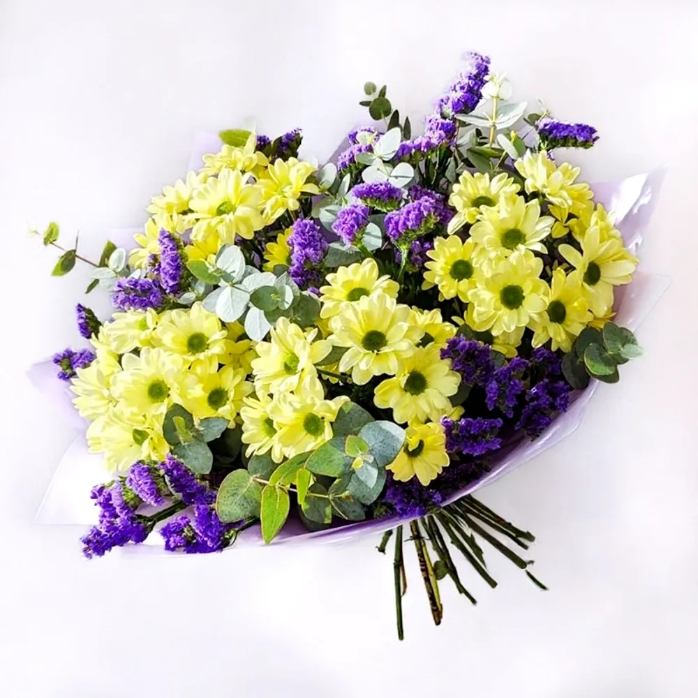 Bouquet of chrysanthemums and statice