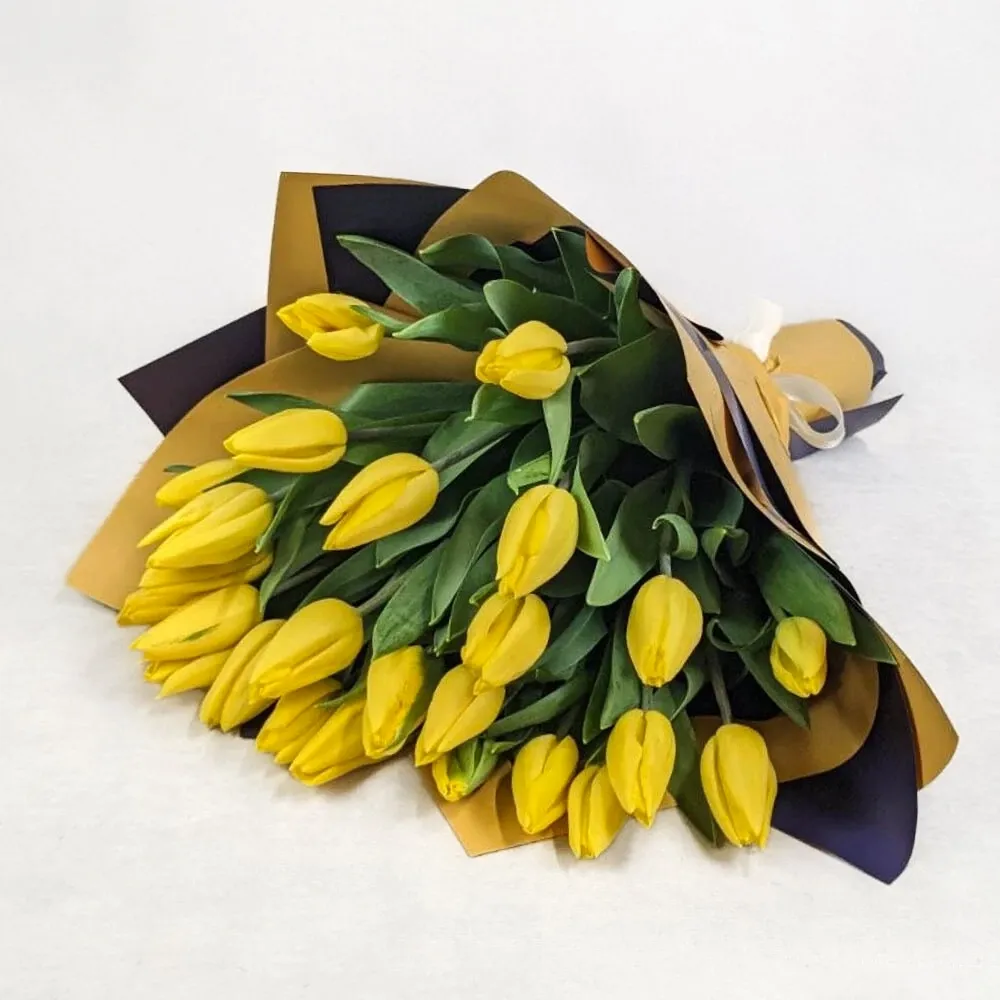 Bright yellow tulips (19 pc.)