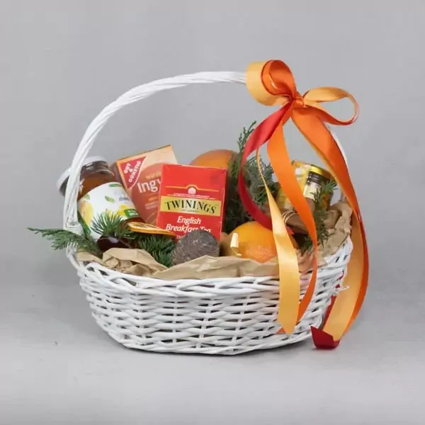 Корзина с медом и чаем