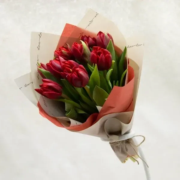 The bouquet consists of tulips. The approximate size of the bouquet is 50 cm.

