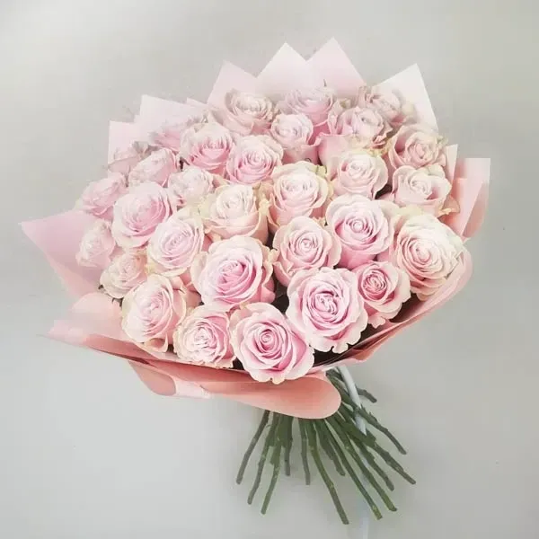 The bouquet is made of 30 pink roses.