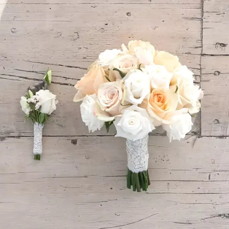 Свадебный букет в нежных тонах, в состав букета входит бутоньерка жениха.