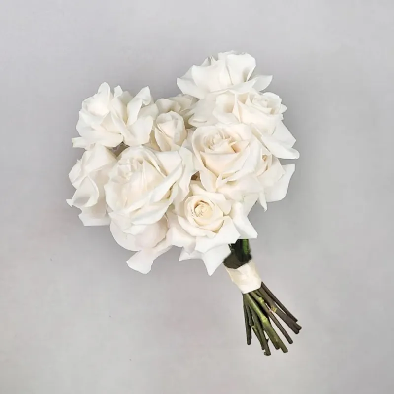 В свадебном букете использованы белые розы сорта Венделла.