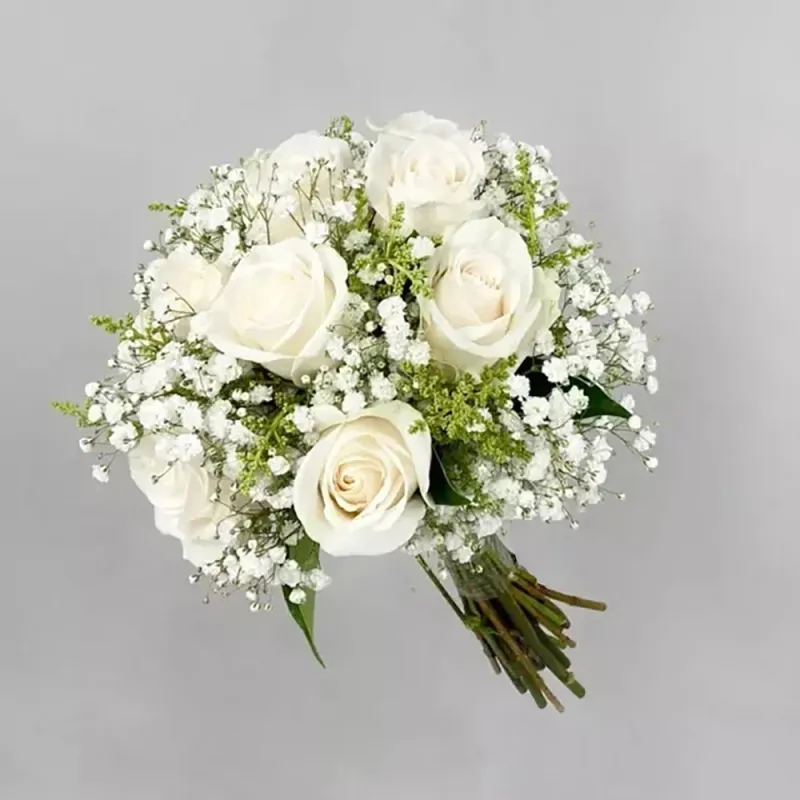 Свадебный букет с белыми розами и гипсофилой