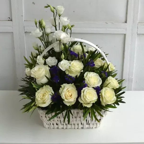 Flower arrangement with white roses