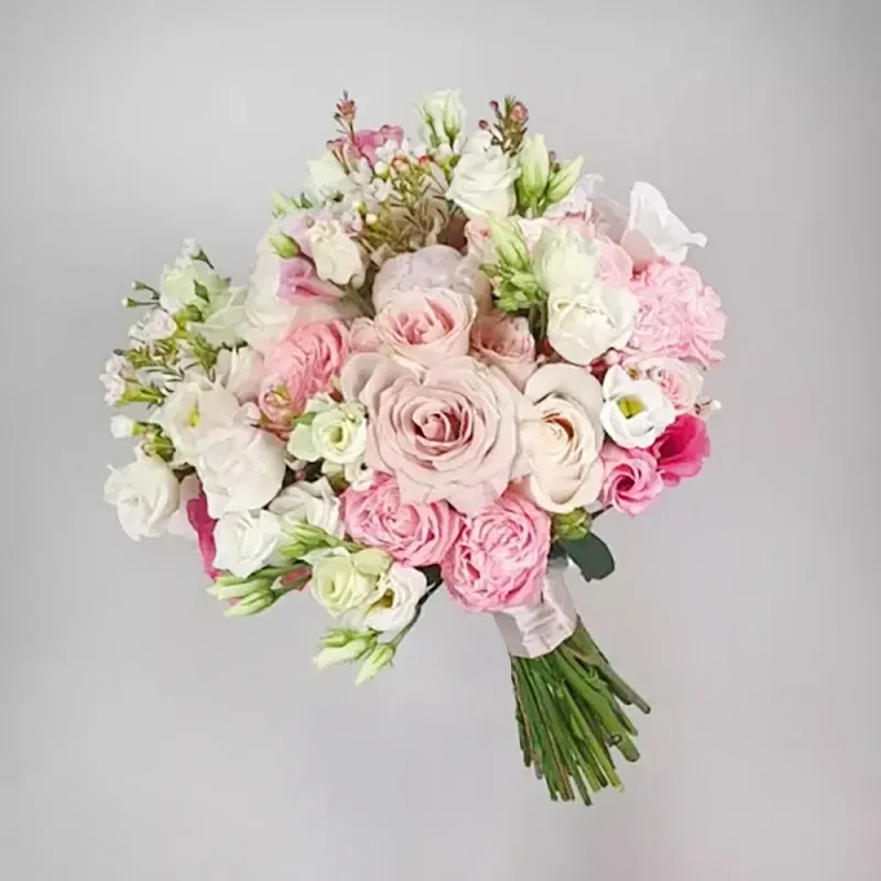 Свадебный букет с розовыми розами и эустомой