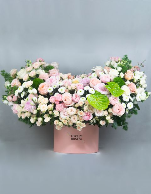 Big heart shaped composition in a round box