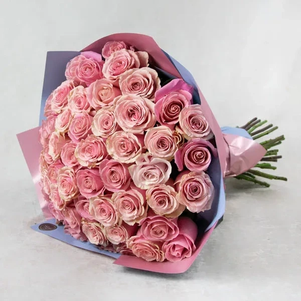The bouquet is made with 51 pink roses.
