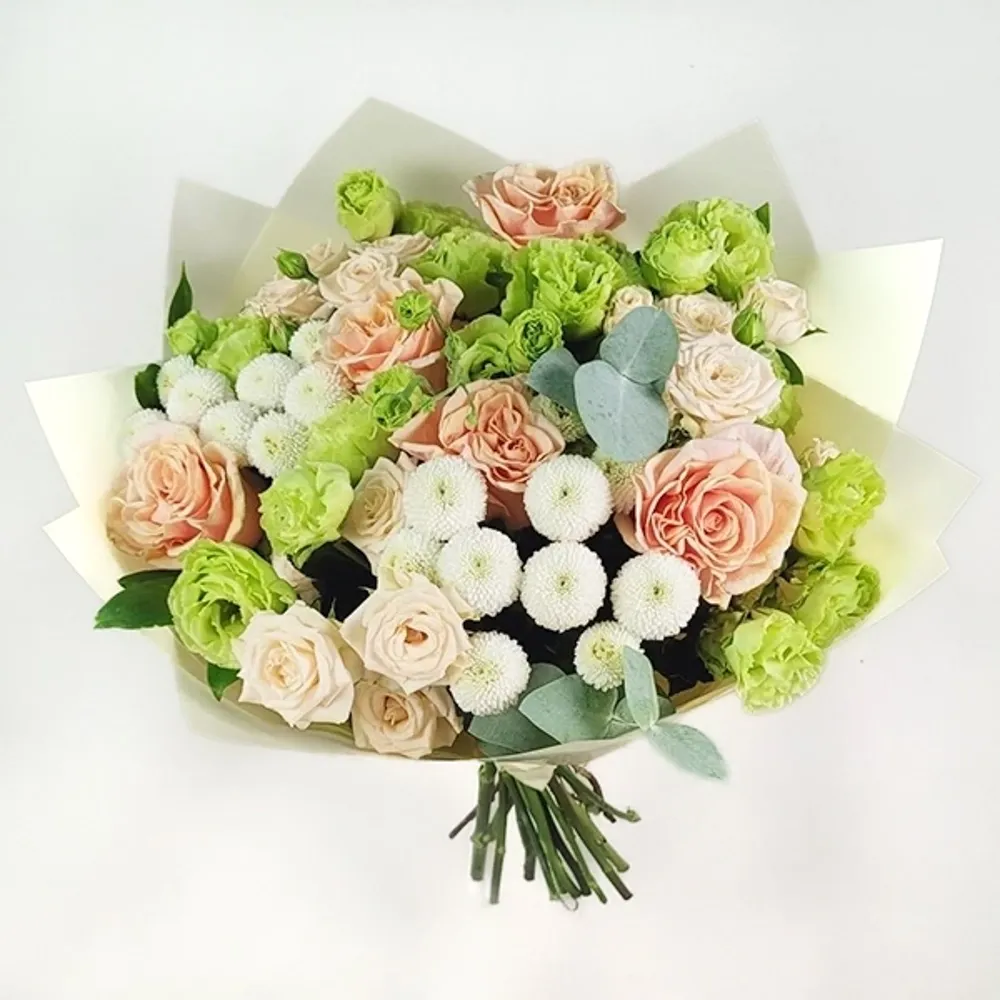 A delicate bouquet in summer colors