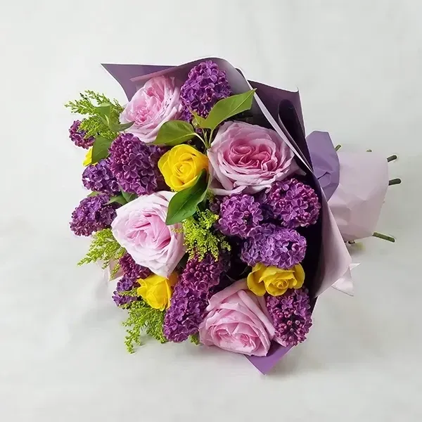 The bouquet is made of roses and lilacs.