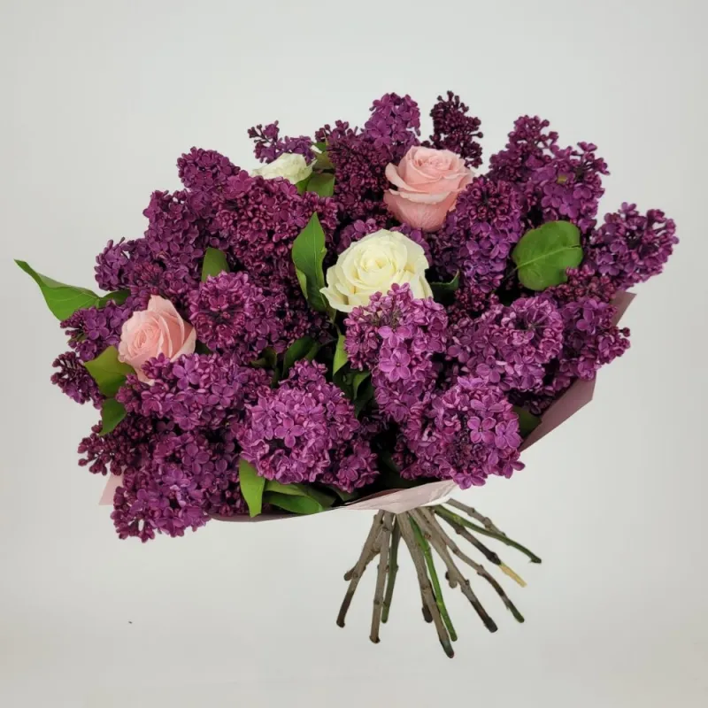 Bouquet with lilac and roses (4 roses)