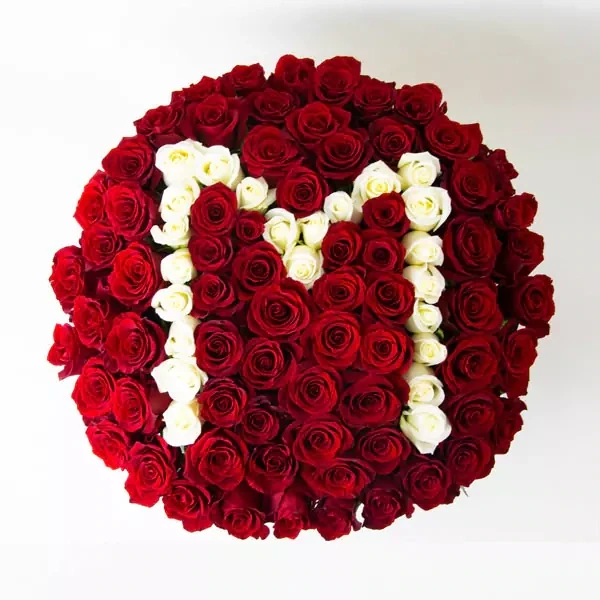 Composition of roses in a basket with 100 roses and the desired initial