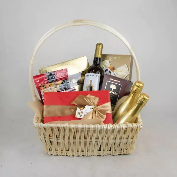 Большая корзина с подарками