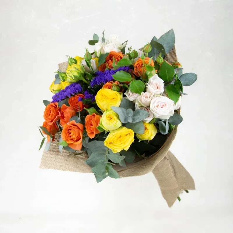 Bouquet of spray roses with limonium