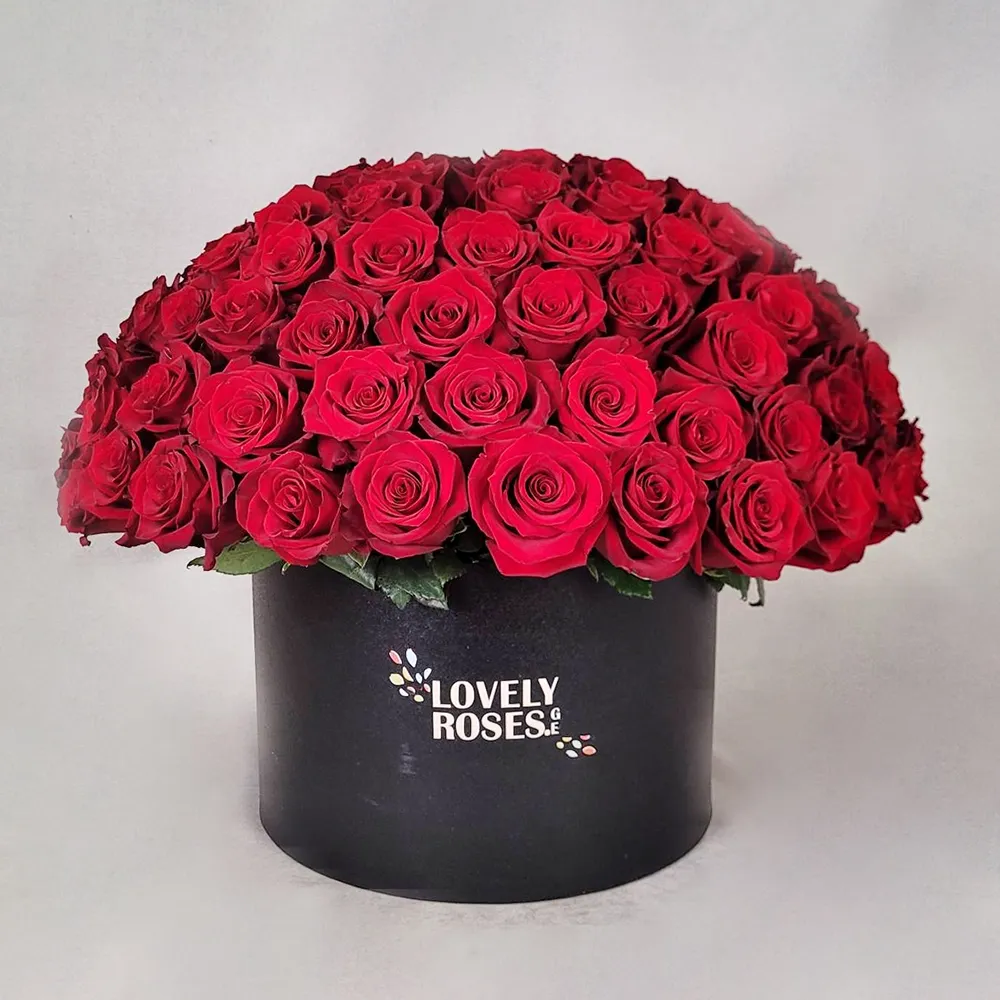 Red roses in a black box (100 pcs)