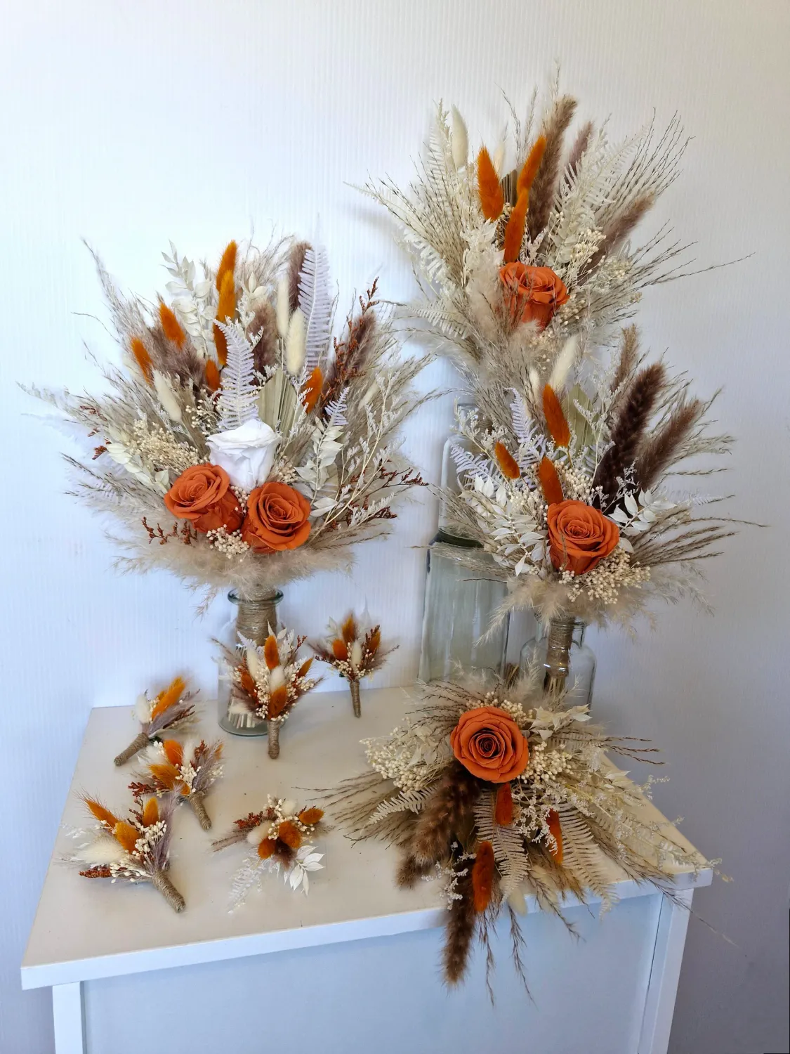 1x medium bridal bouquet, 3x small bridesmaids bouquets, 6x buttonholes in terracotta &amp; neutrals