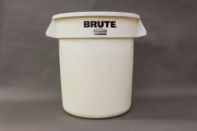 Rubbermaid 10 gal Brute Container White