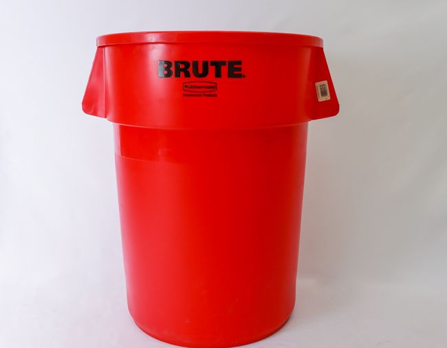 Rubbermaid 44 gal Container Red