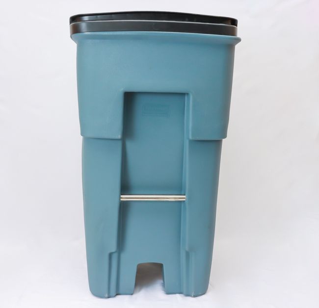 Rubbermaid 65 gal Gray Rollout Cont w/BlackLid