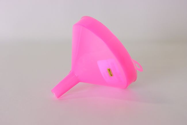 TG 16 oz Plastic 5 1/4&quot; Funnel