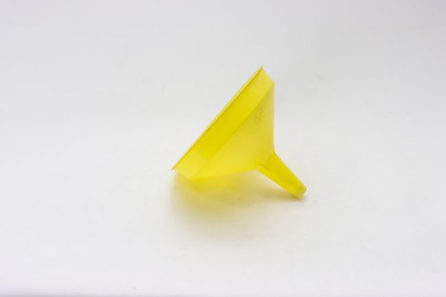 TG 32 oz Plastic 6 1/4&quot; Funnel