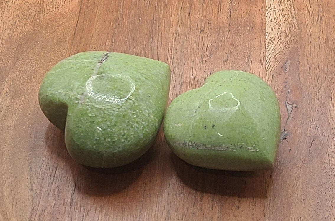 TRIMOLITE HEART WORRY STONE