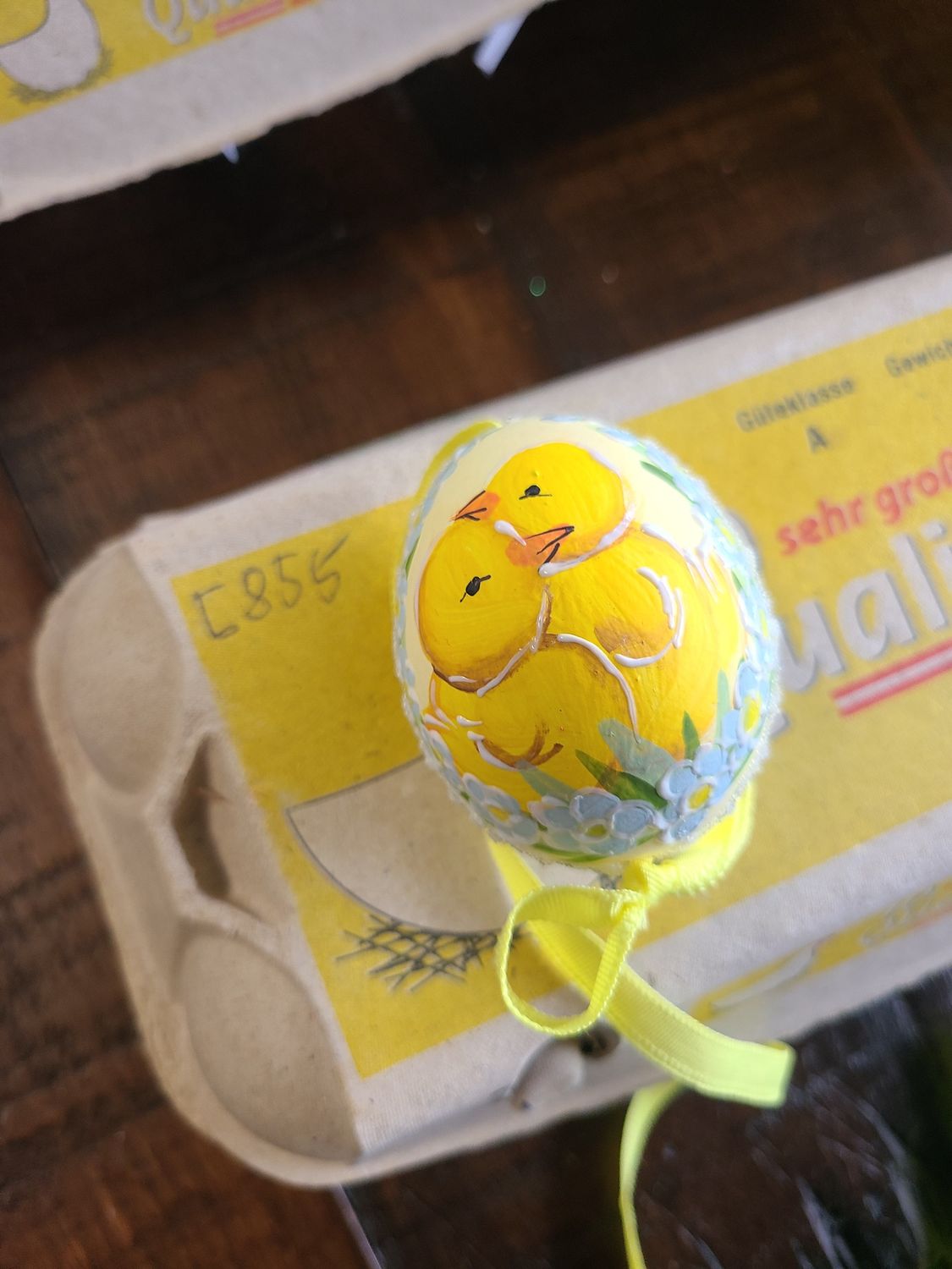 HANDPAINTED AUSTRIAN EGG, PATTERN: CHICKIES