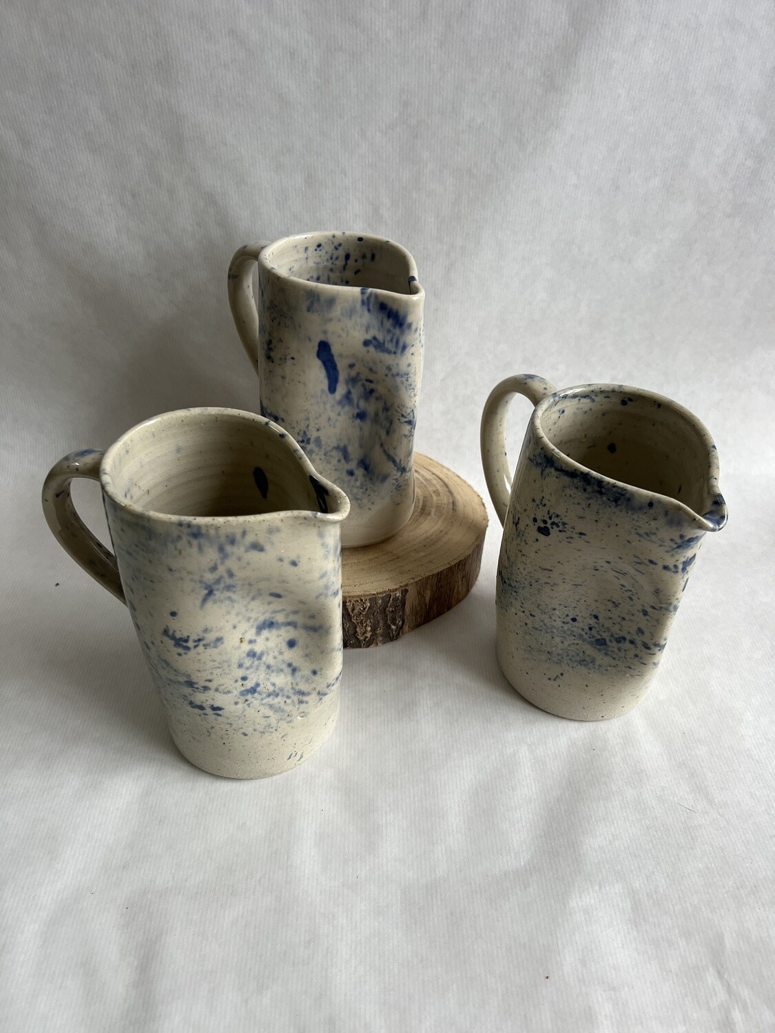 Jolie carafe mouchetée bleue