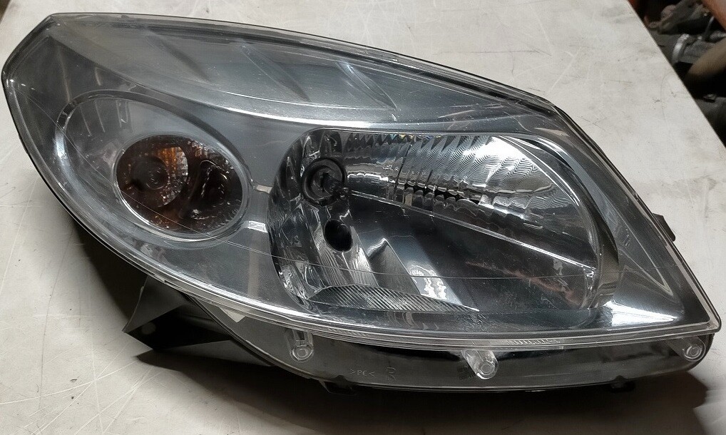 Fanale anteriore destro 8200733877 DACIA SANDERO 2010