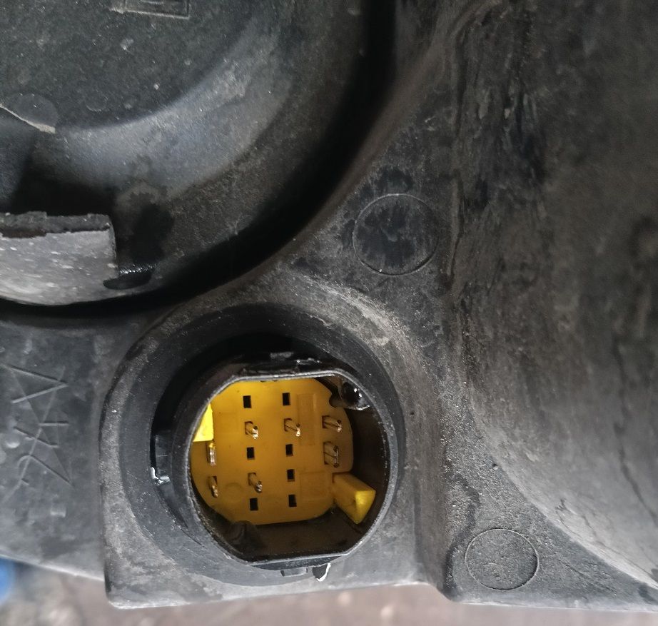 Fanale anteriore destro 51760025 FIAT PUNTO 2004-2009- Spinotto giallo