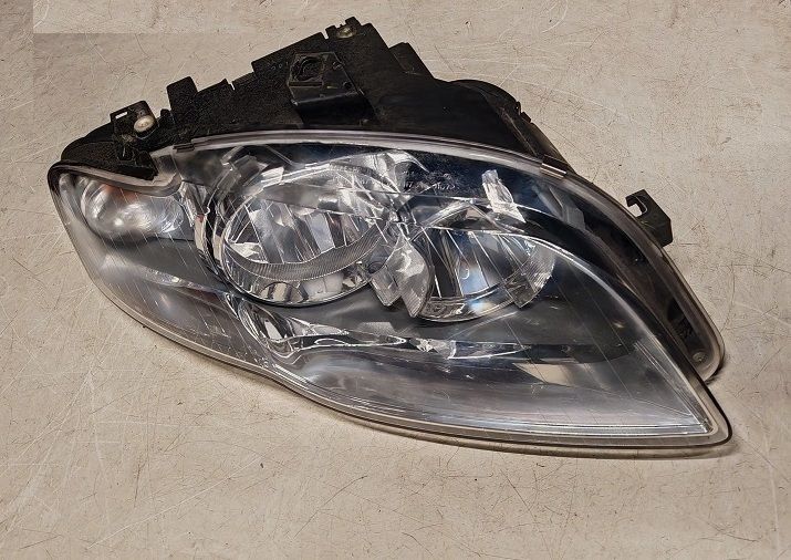 Fanale anteriore destro 8E0941004BK A4 Avant (2004-2007) Freccia bianca Fanale anteriore destro 8E0941004BK A4 Avant (2004-2007) Freccia bianca