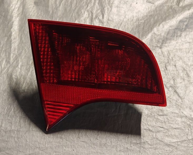 Fanale posteriore interno sinistro 8E9945093 A4 Avant (2004-2007) Non LED Fanale posteriore interno sinistro 8E9945093 A4 Avant (2004-2007) Non LED
