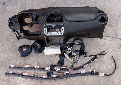 Kit Airbag FIAT PUNTO EVO 2009-2013 - Rosso Kit Airbag FIAT PUNTO EVO 2009-2013 - Rosso