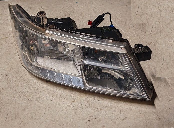 Fanale anteriore destro 05067788AC FIAT FREEMONT 2.0 MJT ( 2011-2016) interno cromato Fanale anteriore destro 05067788AC FIAT FREEMONT 2.0 MJT ( 2011-2016) interno cromato