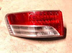 Fanale posteriore sinistro esterno TOYOTA AVENSIS 2.2 (2009-2015) Fanale posteriore sinistro esterno TOYOTA AVENSIS 2.2 (2009-2015)