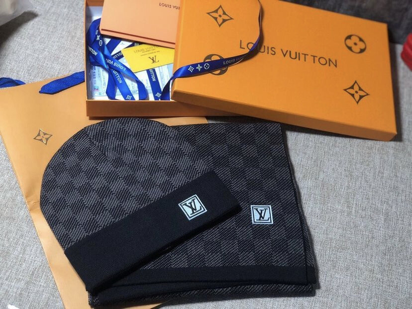 Lv Beanie With Scarf/gucci Bag/lv Monogram Handbag/Burberry Scarf