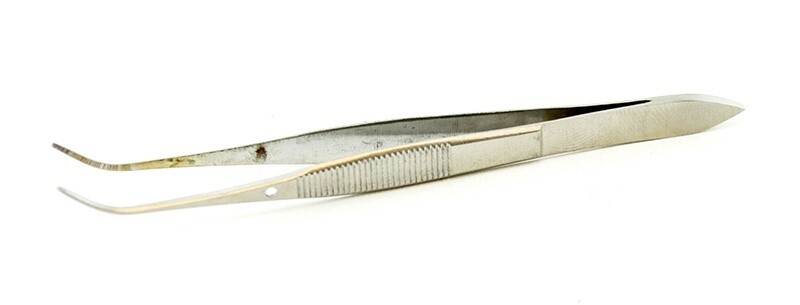 Pince à cils Iris striée, courbée, 4.5&#39;&#39; (10cm) qualité standard