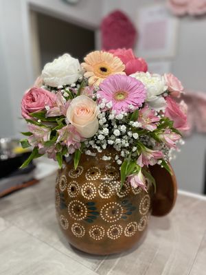 Olla de barro floral arrangement