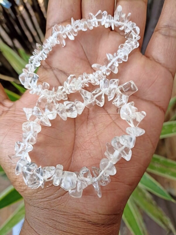 Clear quartz chip elastic bracelet (for a clear mind)