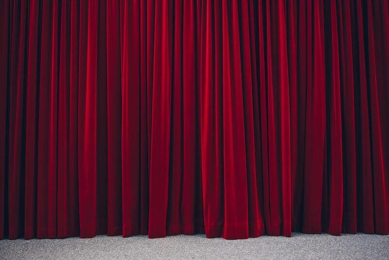 RED DRAPE RENTAL PER PANEL